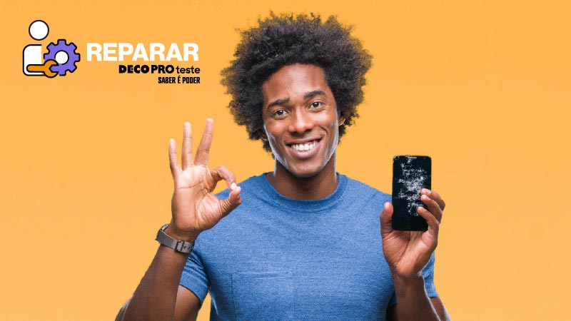 rapaz com telemóvel partido a incentivar reparação